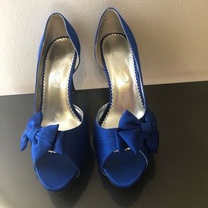 Blue satin heels with peep toe and bow detail